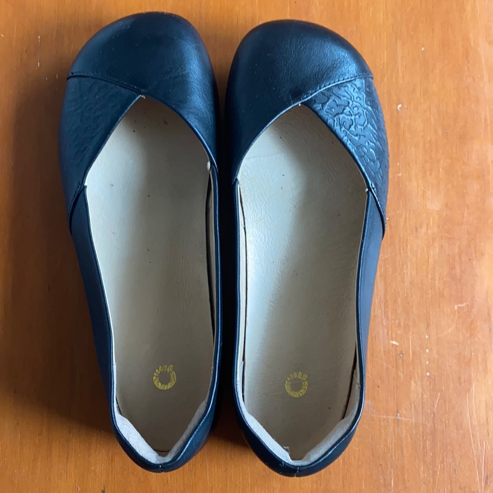 Size 6 xero flats, like new